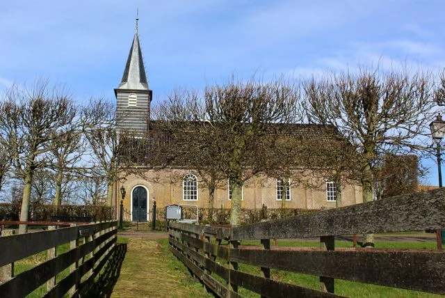 Leilinden zonder blad rond het kerkje van Sânfurd.